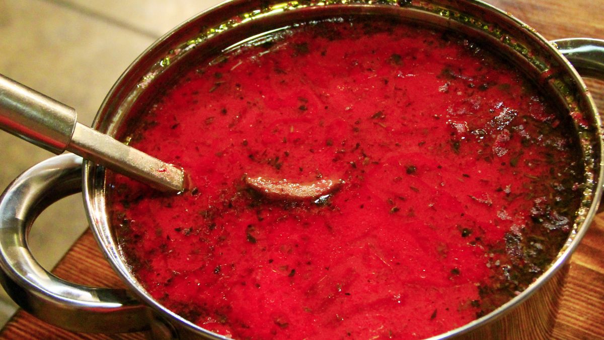 Wielkanocny barszcz czerwony – zupa, która robi wrażenie