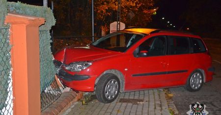 Kompletnie pijany 21-latek. Podróż skończył na czyimś ogrodzeniu