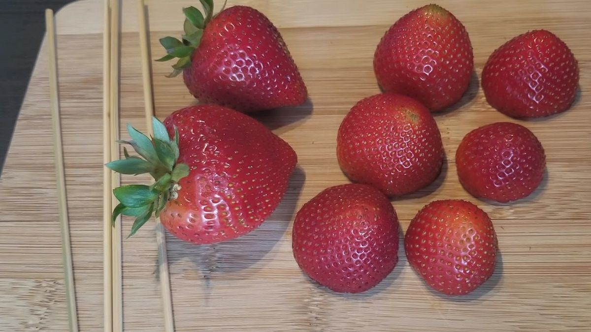 Przepis na truskawki w karmelu.