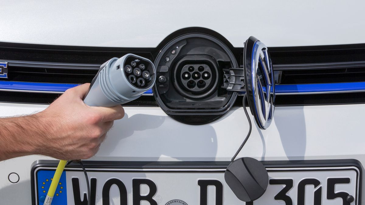 Wtyczki do aut elektrycznych mogą się różnić. Również hybrydy mają gniazda do ładowania.