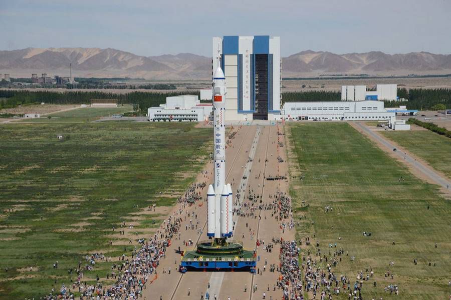 Długi Marsz-2F z Shenzhou 9 w drodze na miejsce startu