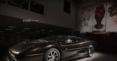 Jaguar XJ220 ze zmienionym wnętrzem