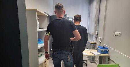 Spowodował śmiertelny wypadek "pod wpływem" i uciekł. Zostawił na miejscu rannego kolegę