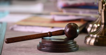 Trener personalny z Łodzi usłyszał wyrok. Podpalił materac z człowiekiem