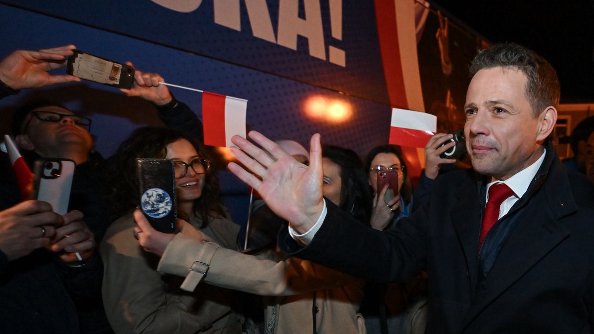 Tarnobrzeg, 18.05.2025. Wybory prezydenta RP - I tura. Kandydat KO w wyborach prezydenta RP, prezydent Warszawy Rafał Trzaskowski przemawia podczas akcji Przybij 5-tkę z Trzaskiem, 18 bm. w Tarnobrzegu. Zakończyło się głosowanie w I turze wyborów prezydenta RP. (aldg) PAP/Piotr Polak