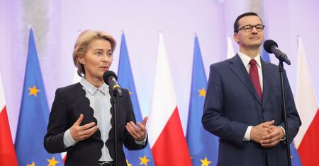 UE zwiększa dostawy szczepionek. Premier Morawiecki: Presja ma sens