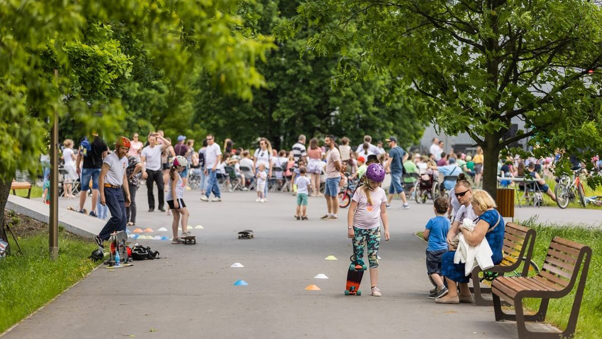 Rodzice z dziećmi na pikniku w Parku Ludowym