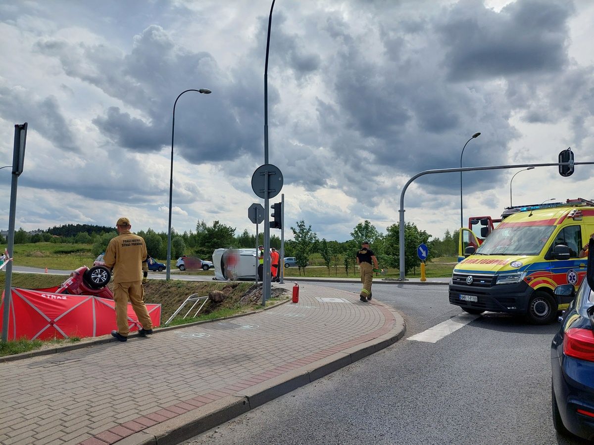 Tragedia w warmińsko-mazurskim. Samochód wpadł do rowu i dachował