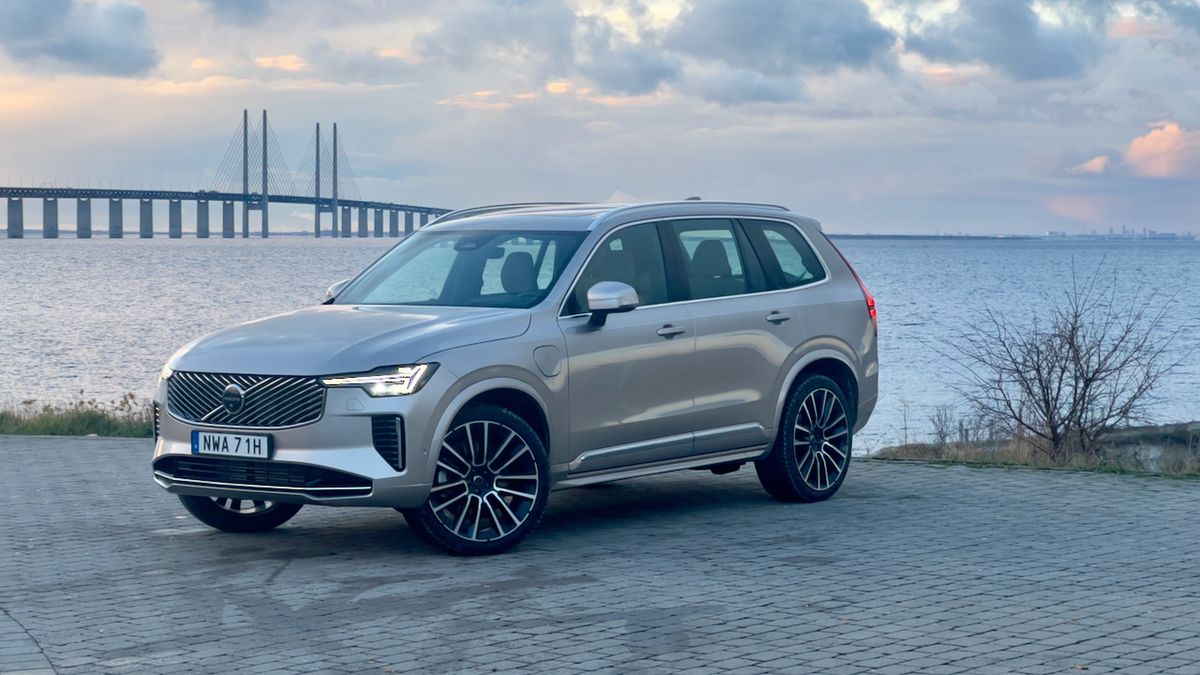 Nowe Volvo XC90. W tle most nad Sundem