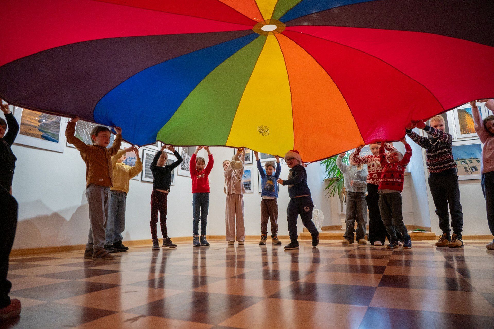 Ostatnim przystankiem był ratusz, w którym animatorzy zadbali o mnóstwo śmiechu, ruchu i dobrej zabawy.