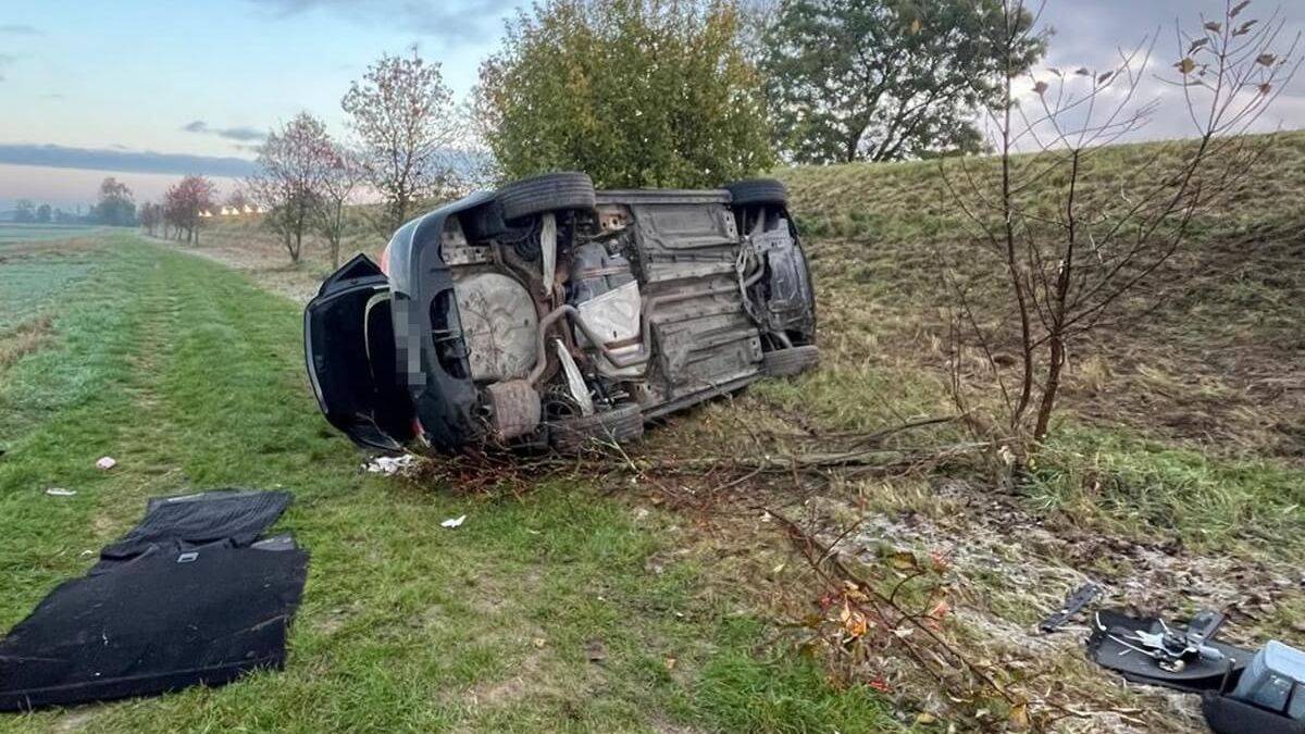 Opel zjechał do rowu i przewrócił się na bok