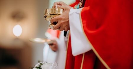 Zakochała się w księdzu. "Straciłam prawie wszystkich przyjaciół"