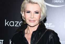 Racewicz wije się na plaży i eksponuje obfity biust