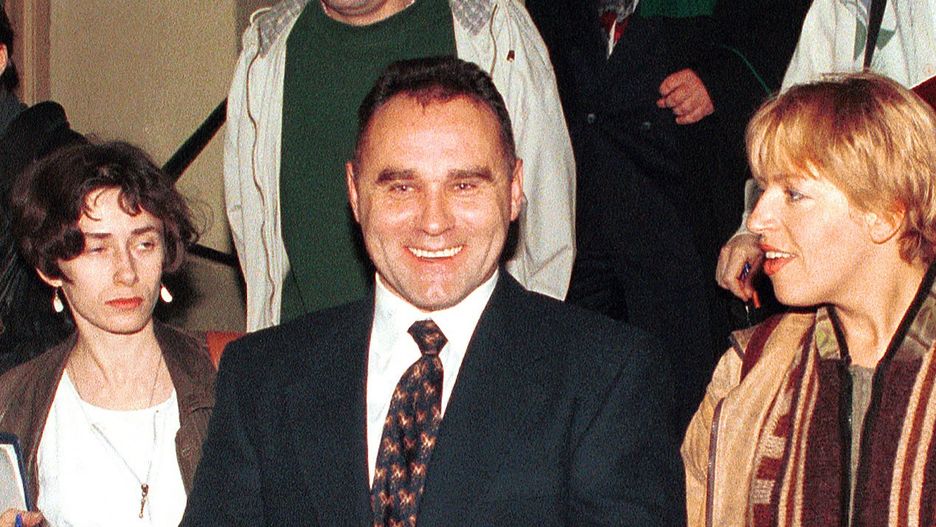 Nikoś w otoczeniu dziennikarzy w sądzie w Gdańsku, 1996 r.