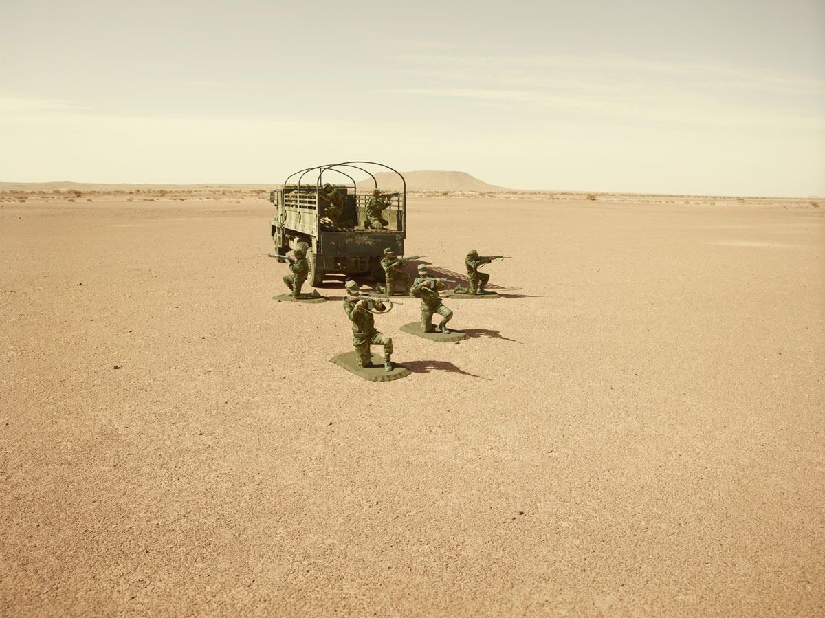 Kontrastujące kadry ogólne z portretami umęczonych żołnierzy, którzy patrzą w dół pokazują tendencję do anonimowego traktowania żołnierzy. Thorpe stworzył te zdjęcia, zarówno portrety jak i żołnierzy pozujących jako zabawki współpracując z dowódcą oddalonego regionu Sahary Zachodniej.