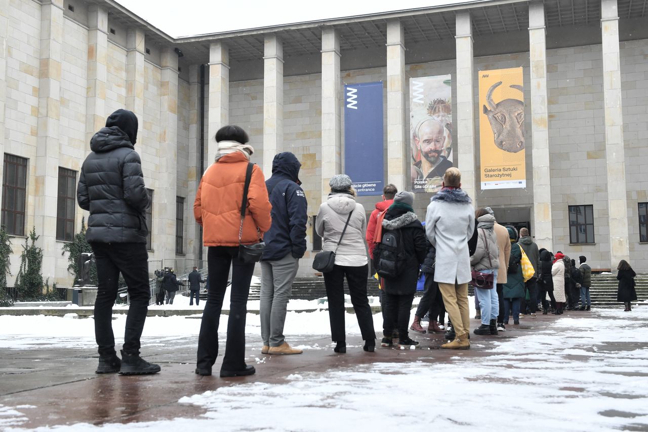 Warszawa. Gigantyczna kolejka zwiedzających do Muzeum Narodowego [ZDJĘCIA]