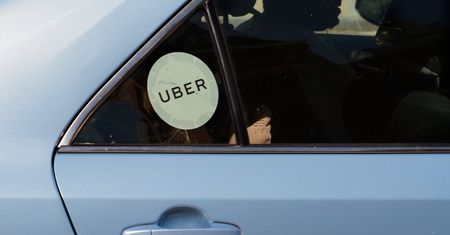 Uber ma kłopoty. Wyciekły tysiące maili, które pokazują, jak firma zdobyła swoją pozycję