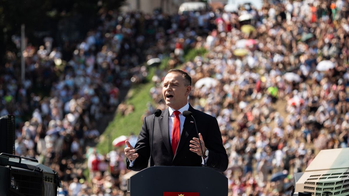 Karol Nawrocki, Poland's president, speaks during the Polish Army Parade in Warsaw, Poland, on Friday, Aug. 15, 2025. Poland inked a $3.8 billion deal to modernize its existing fleet of F-16 fighter jets to better deter potential Russian aggression. Photographer: Damian Lemanski/Bloomberg via Getty Images