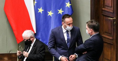 Wielkie nerwy w Sejmie. Walka o każdy głos, "ziobryści" szarżują, a Kaczyński ściąga Mejzę