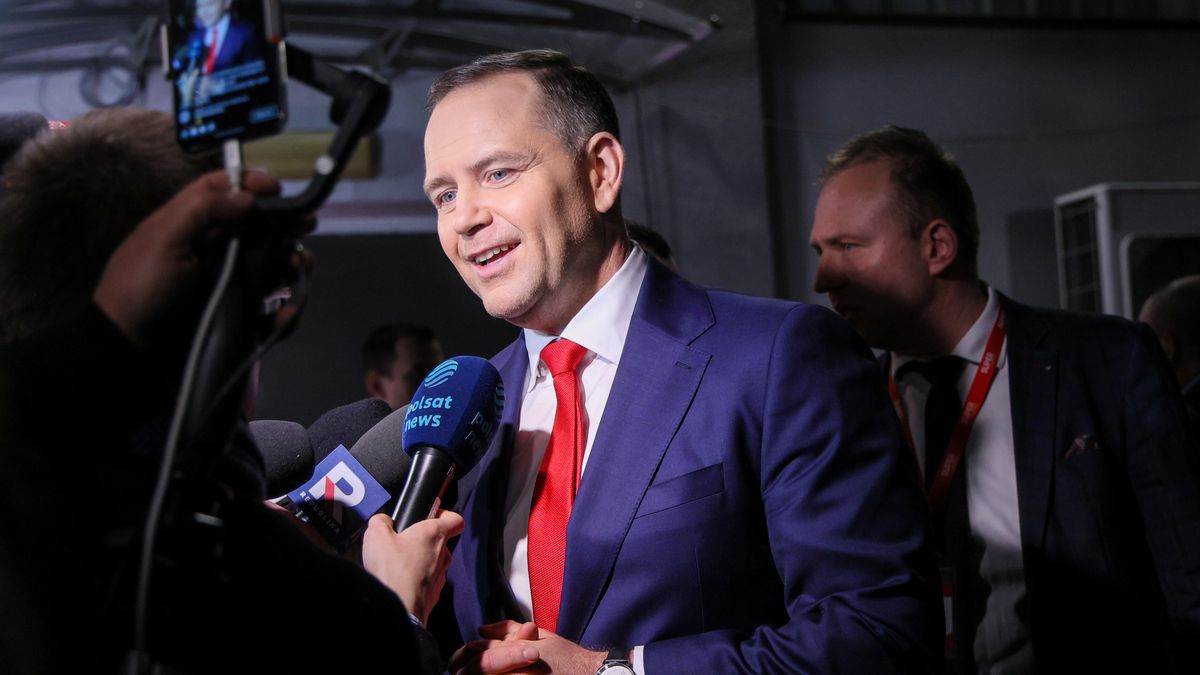 Warszawa, 28.04.2025. Wybory Prezydenta RP 2025 - kampania. Kandydat Komitetu Obywatelskiego w zbliżających się wyborach prezydenta RP, popierany przez Prawo i Sprawiedliwość, prezes Instytutu Pamięci Narodowej Karol Nawrocki po debacie prezydenckiej "Super Expressu", 28 bm. w Studio ZPR Media w Warszawie. (mr) PAP/Rafał Guz