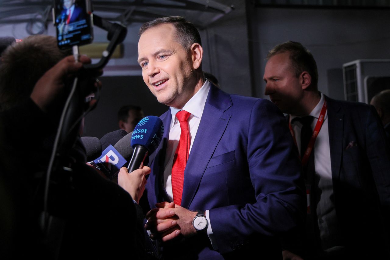 Zostawił flagę w Końskich. Nawrocki się tłumaczy