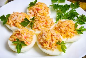 Pieczarkowy farsz do jajek to nuda. Sięgam po dwa inne dodatki i mieszam z żółtkami