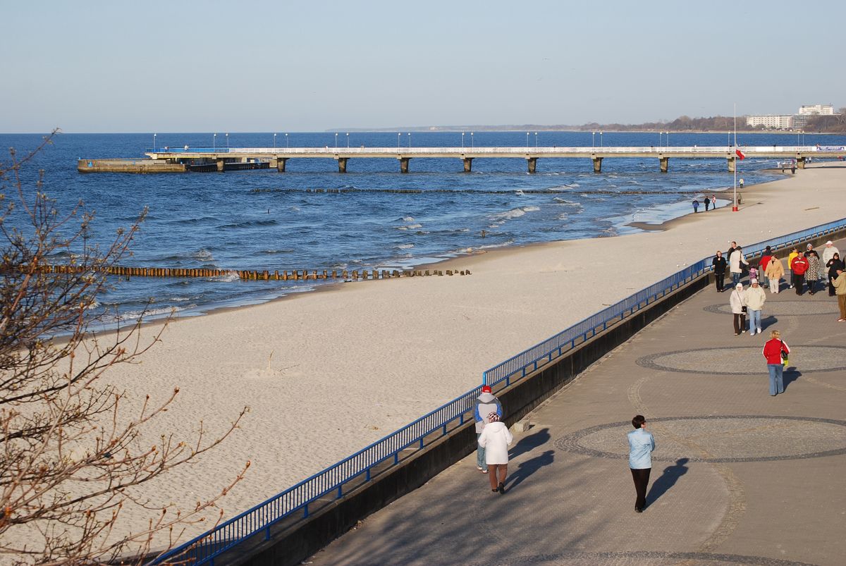 Widok na plażę, deptak i molo w Kołobrzegu 