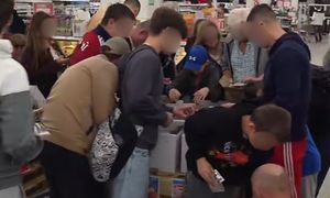 Punkt 12:00. Sceny w Auchan. Mieli jeden cel