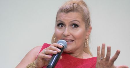 Katarzyna Skrzynecka chwali się zdjęciem z dziesięcioletnią córką. Fanka: "Ten MAKIJAŻ już potrzebny?" (FOTO)