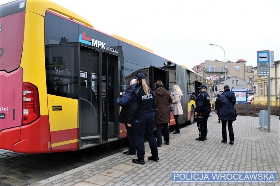 Rząd luzuje obostrzenia. Od 6 czerwca nowe limity w komunikacji publicznej