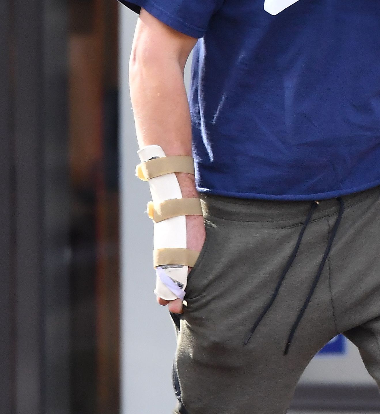 Shia LaBeouf prowokuje napisem na maseczce