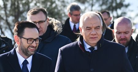 "Topią Orlen". Alarm na prawicy. Co się dzieje wokół paliwowego giganta?