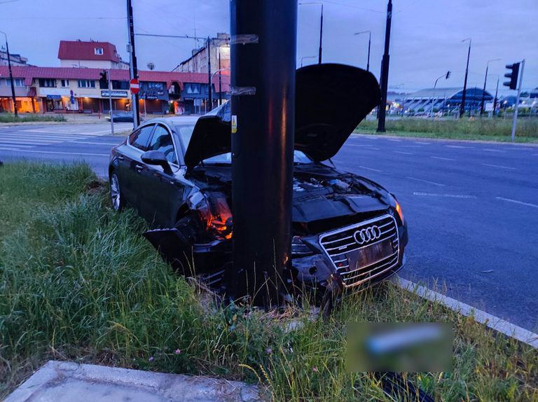 Audi uderzyło w słup trakcji trolejbusowej. Kierujący porzucił auto i uciekł