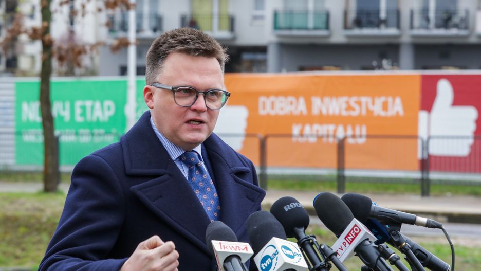Warszawa, 03.04.2024. Kampania samorządowa 2024. Lider Polski 2050, marszałek Sejmu Szymon Hołownia podczas briefingu prasowego Trzeciej Drogi "Kandydaci Trzeciej Drogi to społecznicy, nie ludzie od wielkiej polityki", 3 bm. przy zajezdni tramwajowej na Białołęce w Warszawie. (sko) PAP/Tomasz Gzell