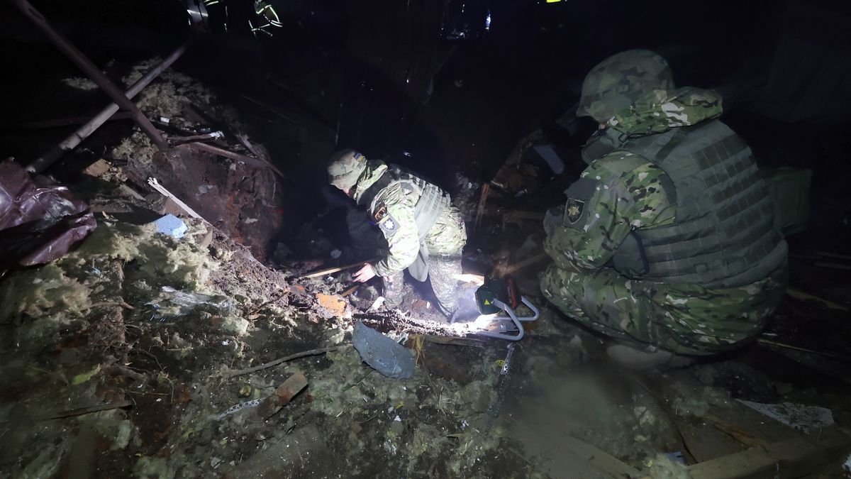 Atak rakietowy Rosji na Ukrainie. Jedna z rakiet leci w stronę Polski