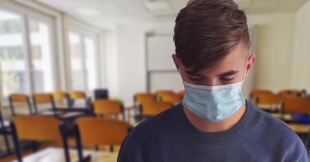 Koronawirus w Polsce. Zaraza atakuje kolejne szkoły. Problemy w Przylepie i Bełchatowie