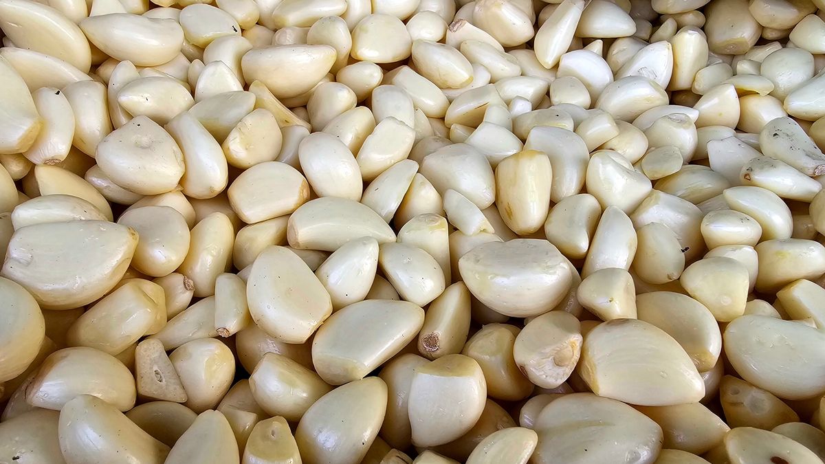 Szybki trik na złagodzenie smaku czosnku w sałatce