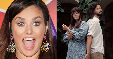 Ewa Farna BEZ SPODNI gra obnażoną nóżką! Jest ogień? (FOTO)