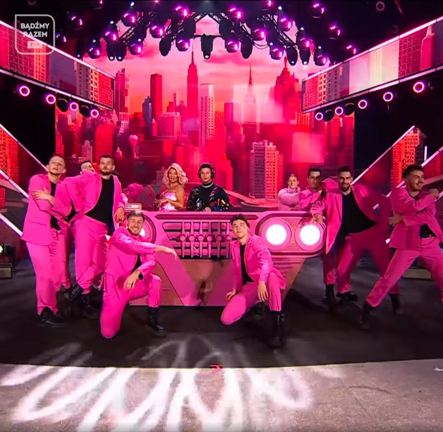 Edyta Górniak jako Barbie na scenie Sylwestra z Dwójką