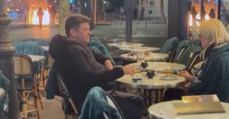 Paryż w ogniu, a oni piją wino. Nagranie z Francji hitem sieci