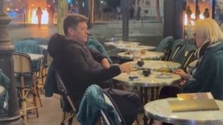Paryż w ogniu, a oni piją wino. Nagranie z Francji hitem sieci