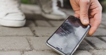 Nieświadoma oszustwa 57-latka straciła 14 000 zł. „Mamo uszkodził mi się telefon”