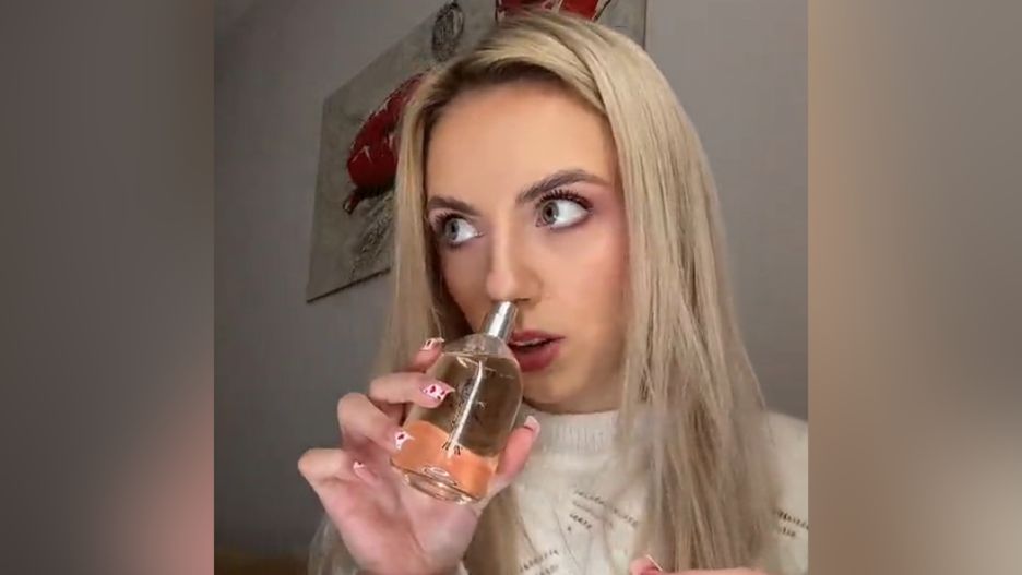 Do plecaka pakuje córce kosmetyki