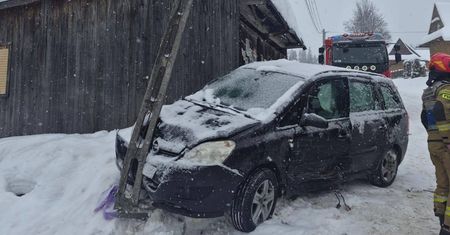 Kolizja w Leśnicy-Groniu. Dwa auta zderzyły się na drodze, uszkodzony słup