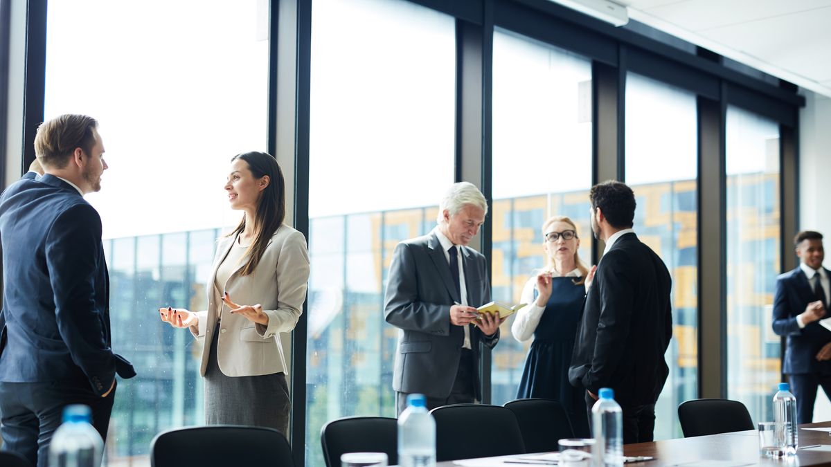 Autorzy badania wskazują dwie przyczyny, dla których kobiety w najwyższych władzach spółek stanowią mniejszość. 