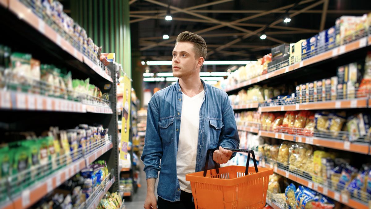 Mężyczna w sklepie