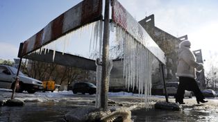 Bydgoszcz: Awaria sieci wodociągowej. Na skrzyżowaniu powstało lodowisko