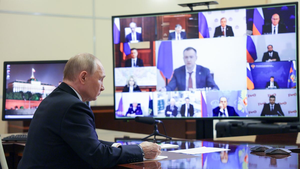 Russian President Putin chairs meeting with members of government
epa12155315 Russian President Vladimir Putin chairs a meeting with members of the government via videoconference at the Novo-Ogaryovo state residence, outside Moscow, Russia, 04 June 2025. Putin addressed the blowing up of railway tracks in the Bryansk and Kursk regions and characterized them as terrorist attacks, saying the decision to carry them out was made in Ukraine at the highest level.  EPA/GAVRIIL GRIGOROV/SPUTNIK/KREMLIN POOL MANDATORY CREDIT 
Dostawca: PAP/EPA.
GAVRIIL GRIGOROV/SPUTNIK/KREMLIN POOL
Russia, government, meeting, Bryansk, Kursk, explosions