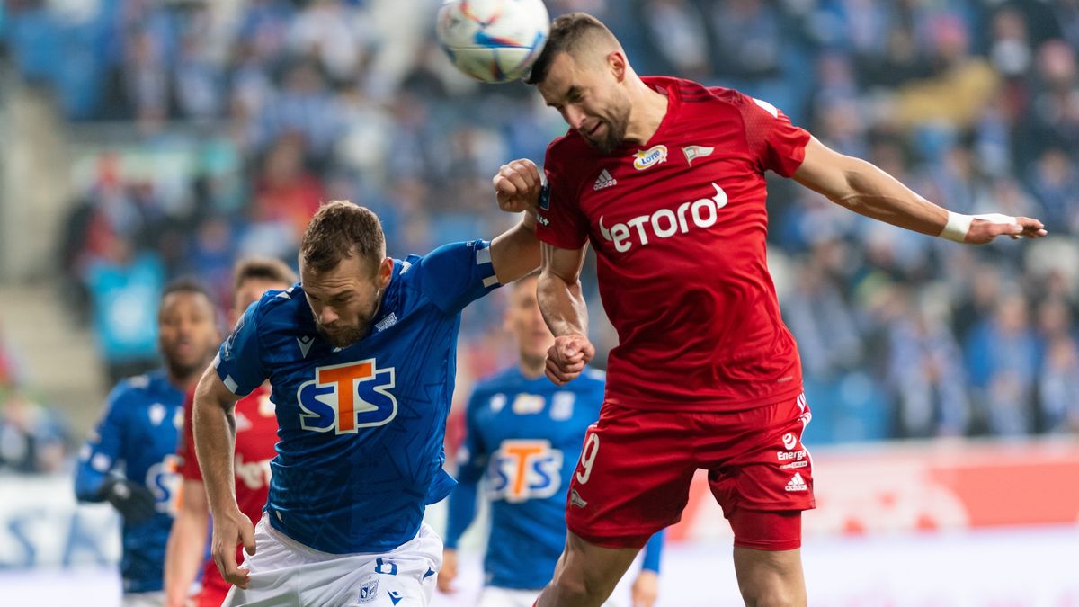 Poznań, 03.03.2023. Zawodnik Lecha Poznań Jesper Karlstroem (L) i Łukasz Zwoliński (P) z Lechii Gdańsk podczas meczu 23. kolejki piłkarskiej Ekstraklasy, 3 bm. (js) PAP/Jakub Kaczmarczyk