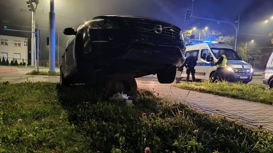 Kolizja w Lublinie. Auto zawisło na śmietniku